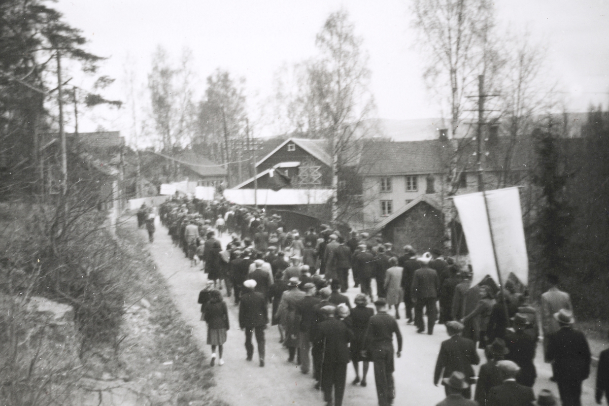 Anno Domkirkeodden, 1. mai tog i Moelv 1946-1947. ved Dehli, gardsbruk, mølle.