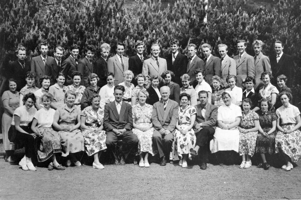 Normann Fotoatelier, Ringsaker Folkehøgskole 1955. 1 rekke f. v. Sigrid Olafsen, Berit Sørengen, Ingrid Bråstad, Marie Western, Alf Hallanger, Clara Forfang, Faste Forfang, Nelly Skaug, Olav Berkaak, Lydia Lange, Aslaug Englund, Astrid Lønberg, Lilly Tomtsveen. 2. rekke f. v. Magnhild Bjørklund, Ruth Fonstad, Anna Gjes…