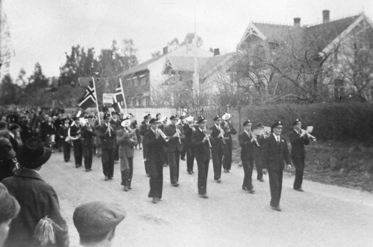 Ukjent, Musikkorps i spissen for 17. maitog, Moelv.