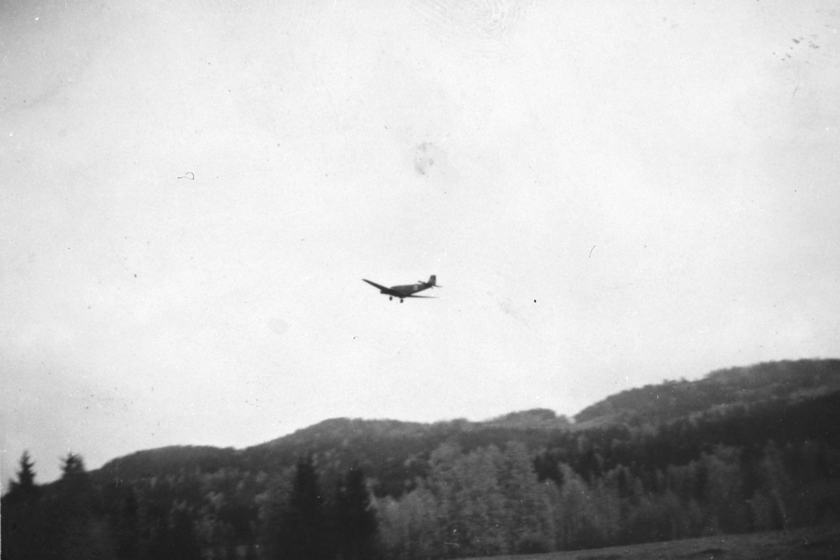 Ukjent, Tysk fly i lufta over Moelv. 2. verdenskrig.