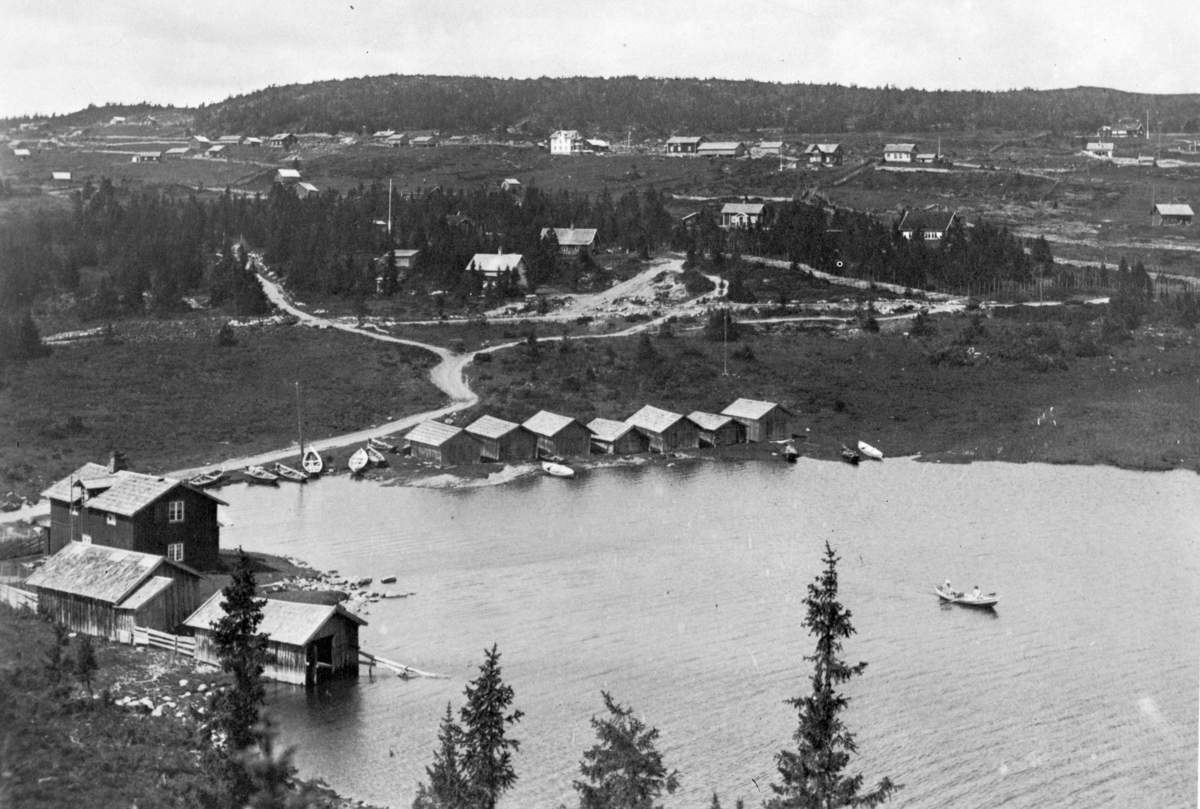 Ukjent, Sjusjøen i Ringsakerfjellet. Hytter, setrer, naust, robåt, landskap.