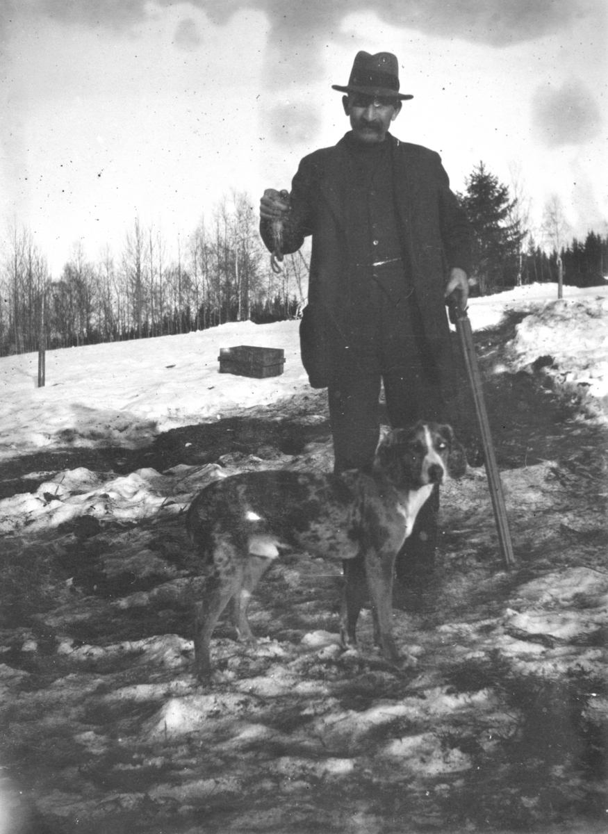 Ukjent, Ukjent mann med gevær, hund.