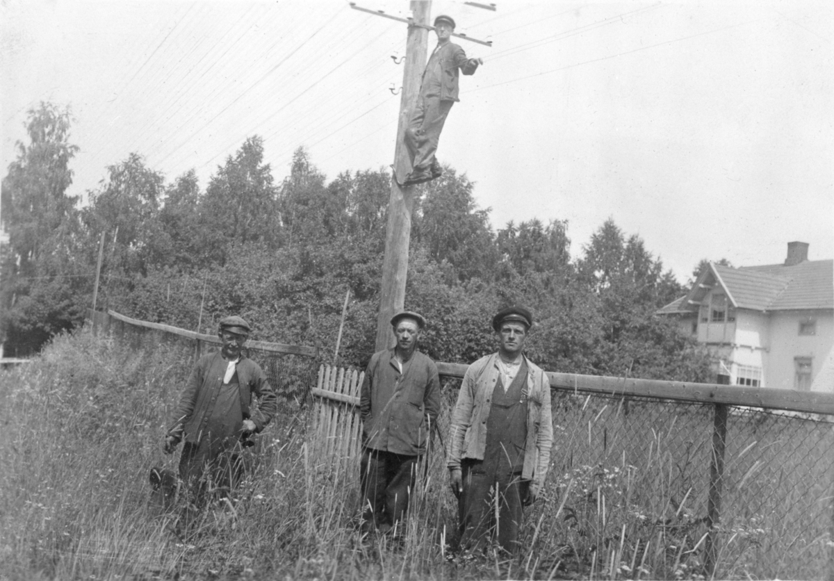 Mikkel Sveinhaug, Telefonmontører, linjearbeidere, telefonlstolper, Ringsaker. F. v Kristian Olsen, Einar Løvli, Magnus Aspelund og oppe i stolpen står Johan Olsen.