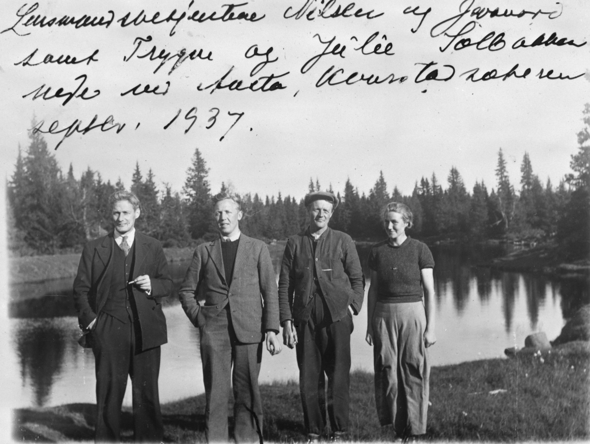 Mikkel Sveinhaug, Lensmannsbetjent Nielsen og Lensmannsbetjent Jevanord, Trygve og Julie Solbakken. Trygve og Julie var jakt og fiskeoppsyn i Philske Almenning og bodde fast på Kvarstadsetra i Åstadalen.