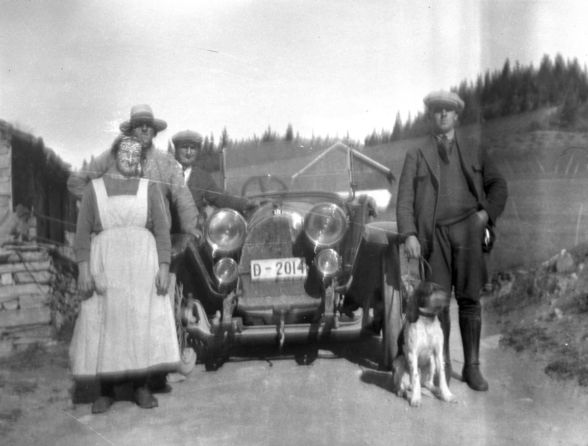 Ukjent, Ukjente personer ved personbil med registrerings nummer D-2014. Bilen er en italienskprodusert S.P.A, og er registrert i ca 1924 på gårdbruker Olav Moslet i Ringsaker. Kilde: Bilboken for Norge 1925.