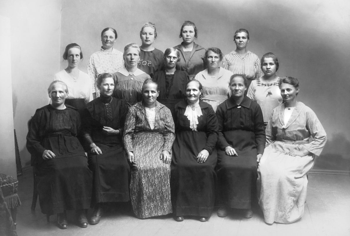 Martin Finborud, Gruppe 15 kvinner, damer. Bak fra venstre: Anna Nyseth, Anne Bjerkvold, Bertha Langseth, ukjent, Martha Stensli. I midten Oline Hannestad, Helga Bakka, Ellen Taug, Torp. Foran f. v. Maria Haugom, Gina Østhagen, Anne Lovisenberg, Johanne Bratberg, Karoline Torp, Mina Håkenstad. Ca. 1920. Foto Martin…
