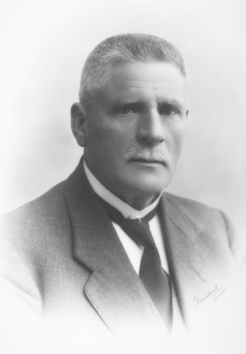 Christian Grundseth, J. A. Renholen. Portrett. Amtskolen i Ringsaker. 1923-