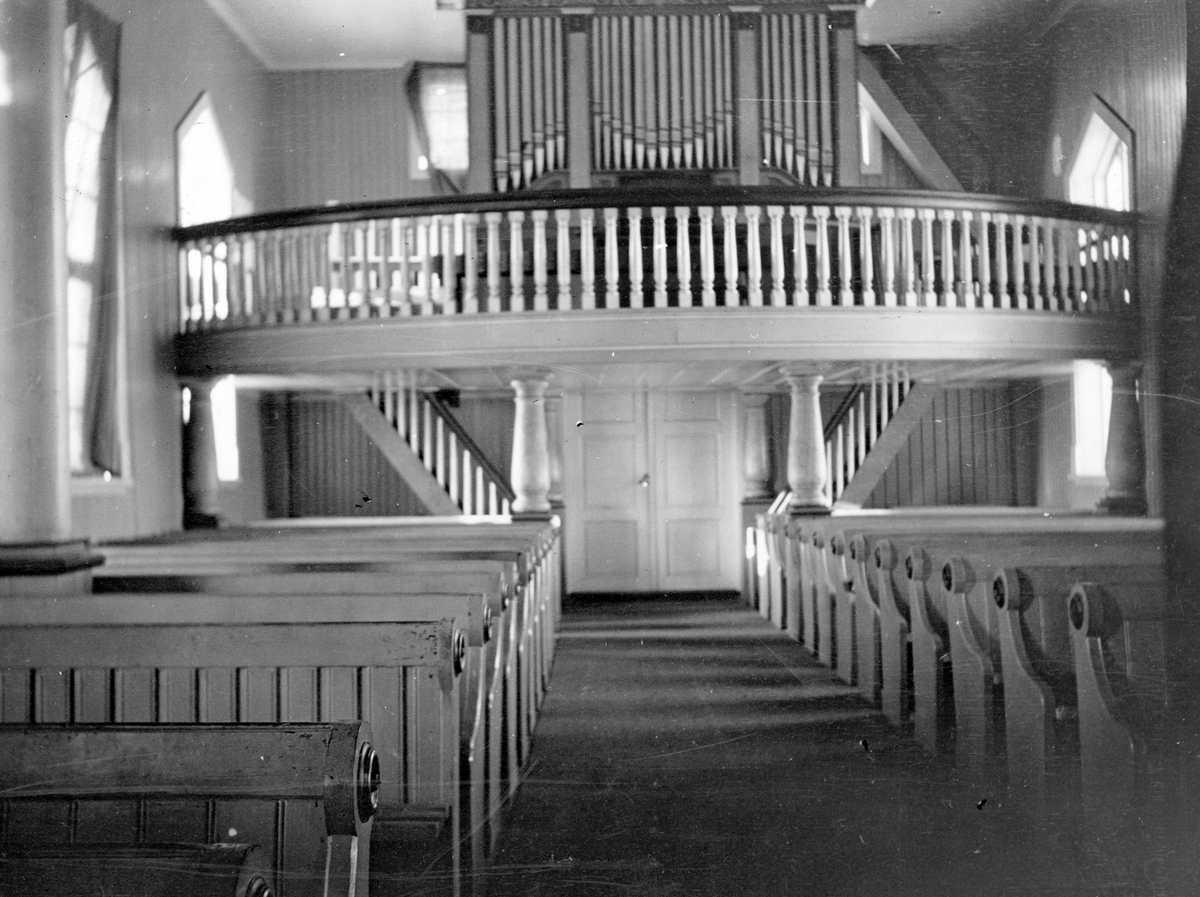 Ukjent, Veldre kirke, interiør, mot galleriet, orgel. Se også boka "Kirker i Ringsaker" utgitt av Brøttum, Furnes, Nes, Ringsaker og Veldre Historielag 1995. Veldre kirke ble bygget i år 1726. Kirken med alt inventar brant ned 26. September 1996