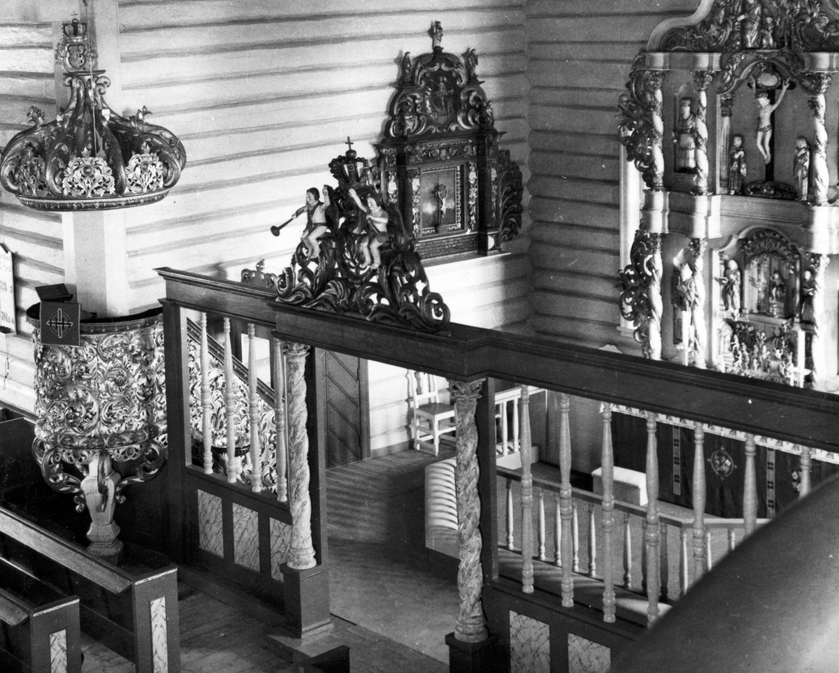 Ukjent, Veldre kirke, interiør, prekestol med himling fra 1738, skåret av akuntuskunstneren Lars Pedersen Pinnerud, Furnes. Treskurd. Altertavle av Johannes Larsen Skraastad og altertavle av Anders Olsen Sæther. Veldre kirke ble bygget i år 1726. Kirken med alt inventar brant ned 26. September 1996