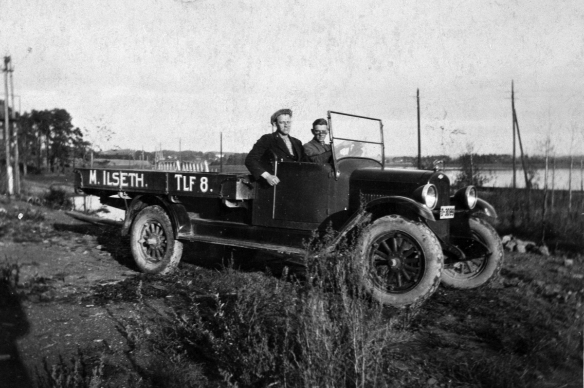 Anno Domkirkeodden, Lastebil D-3089, 1928 modell Chevrolet, melkebil, brødrene Ilseth kjørte for Hedmark Meieri, Alfred Ilseth ved rattet, Bjarne Ilseth. Vang H.