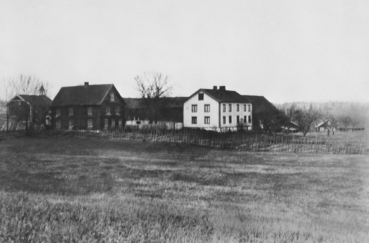 Anno Domkirkeodden, EKSTERIØR: GARDSBRUK, KALLERUD, HOVEDBYGNING, STABBUR, SKIGARD RUNDT, FØDERÅDSBYGNING, LÅVE