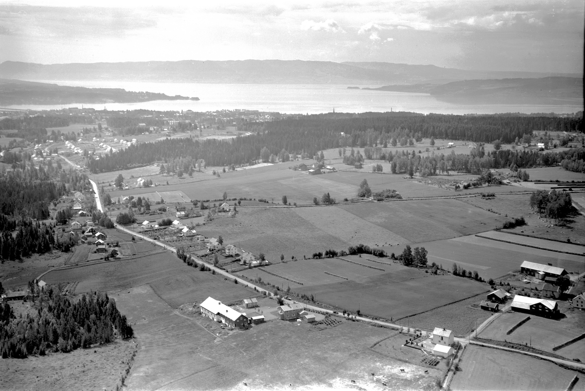 Widerøes Flyveselskap A/S, FLYFOTO STOR OVERSIKT FURNESVEGEN GJENNOM SOLVANG OG STENSBY, HAMAR I BAKGRUNNEN, VALLSIG.