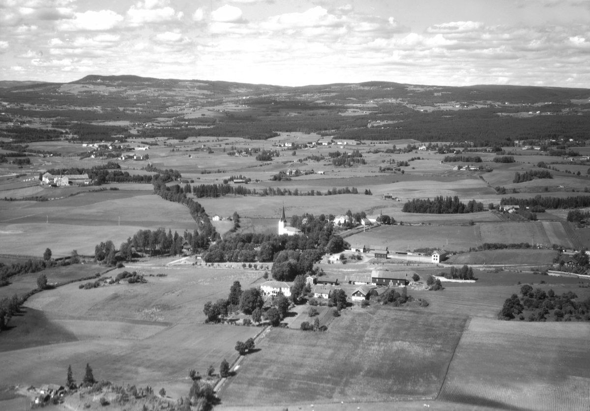 Widerøes Flyveselskap A/S, FLYFOTO VANG KIRKE, PRESTEGÅRD, VANG KLOKKERGÅRD, LANDBRUKSLANDSKAP