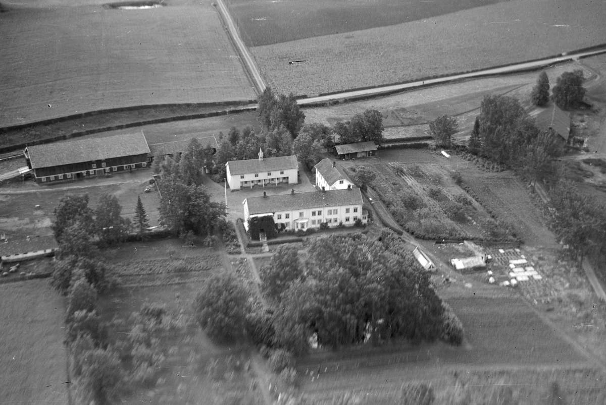 Widerøes Flyveselskap A/S, FLYFOTO ÅKER GÅRD, RIKSVEG 25
