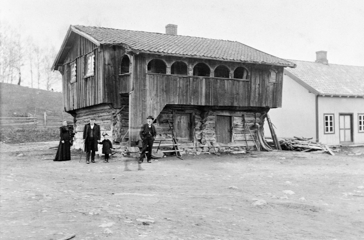 Anno Domkirkeodden, SKRÅSTADLOFTET FØR FLYTTING TIL HEDMARKSMUSEET, GRUPPE 5, UKJENTE I FORGRUNNEN, SKRÅSTAD NEDRE, HDH. 13