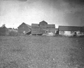 Anno Domkirkeodden, EKSTERIØR: UTHUSENE, TØMMERLÅVE, STEINFJØS, HAFSAL