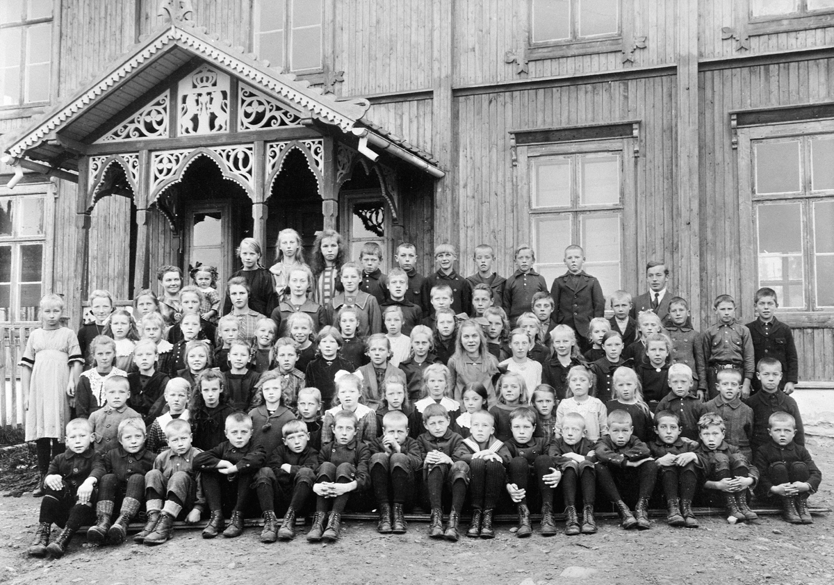 Anno Domkirkeodden, GRUPPE SKOLEELEVER MED LÆRER BERNHARD STOKKE OG PETRA FINBORUD, VESTÅS SKOLE.