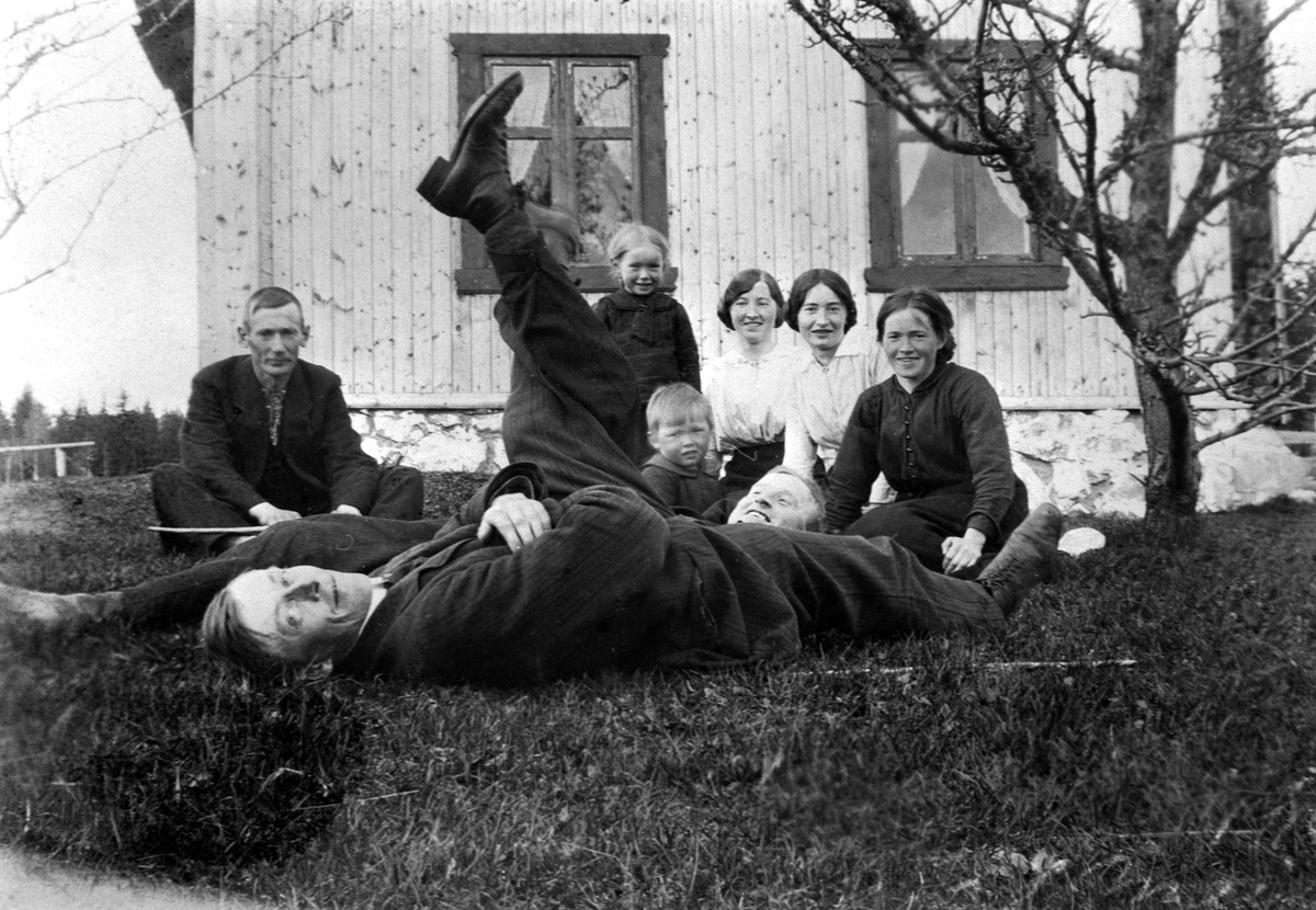 Anno Domkirkeodden, GRUPPE: 8, ALBERT LIEN OG OLAUS TOMTER SPENNER REVKROK, FRA VENSTRE: MARTIN LIBAKKEN, LAURA LUNDBY, KLARA TOMTER, AGNES TOMTER, BERTA LUNDBY, SMÅGUTTEN ER OLAV LUNDBYDubb: 414-5459.
