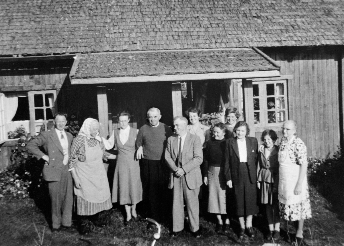 Anno Domkirkeodden, GRUPPE: 11, FRA VENSTRE: LARS BJØRNBAKKEN, LINA SVEEN, ANNA BJØRNBAKKEN, ANDREAS BJØRNBAKKEN, HELGE BJØRNBAKKEN, LOVISE LINDHOLM, BORGHILD BJØRNBAKKEN, LAILA LINDHOLM, MARTE BJØRNBAKKEN, ANNE LISE LINDHOLM, EMMA BJØRNBAKKEN, LINA BJØRNBAKKEN BODDE HER, SVEEN