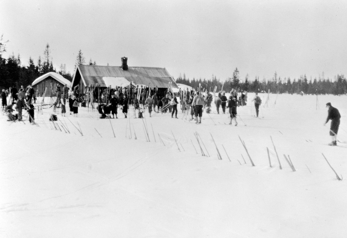Anno Domkirkeodden, LAGERÅKVISLA ELLLER MÅLIA TURISTHYTTE, MYE FOLK PÅ SKITUR, SKILØPERE, VANGSÅSA