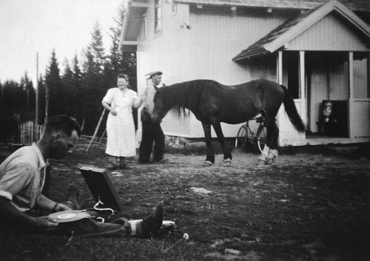 Anno Domkirkeodden, ANTON ÅLERUDSRØNNINGEN MED SVEIVEGRAMMOFON, GØNNER ANTONSEN, OLE MED HESTEN NORA, ÅLERUDSRØNNINGEN