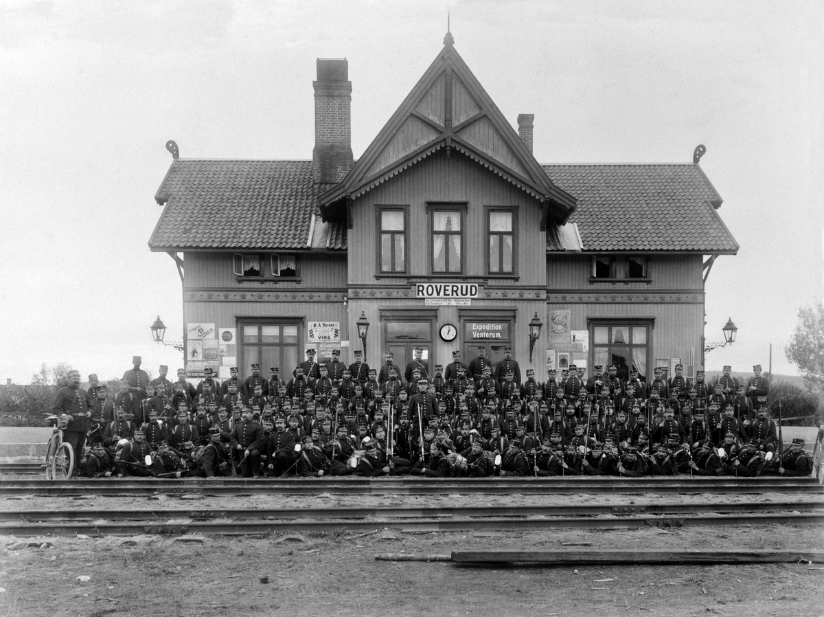 Anno Domkirkeodden, STOR GRUPPE: MILITÆRE, SOLDATER, ROVERUD JERNBANESTASJON, ELIAS OLSEN ÅLERUDSRØNNINGEN NR. 5 TIL HØYRE I RAD 1 FRA VANG, GRENSEVAKTER I 1905. Se også 0417-06414.