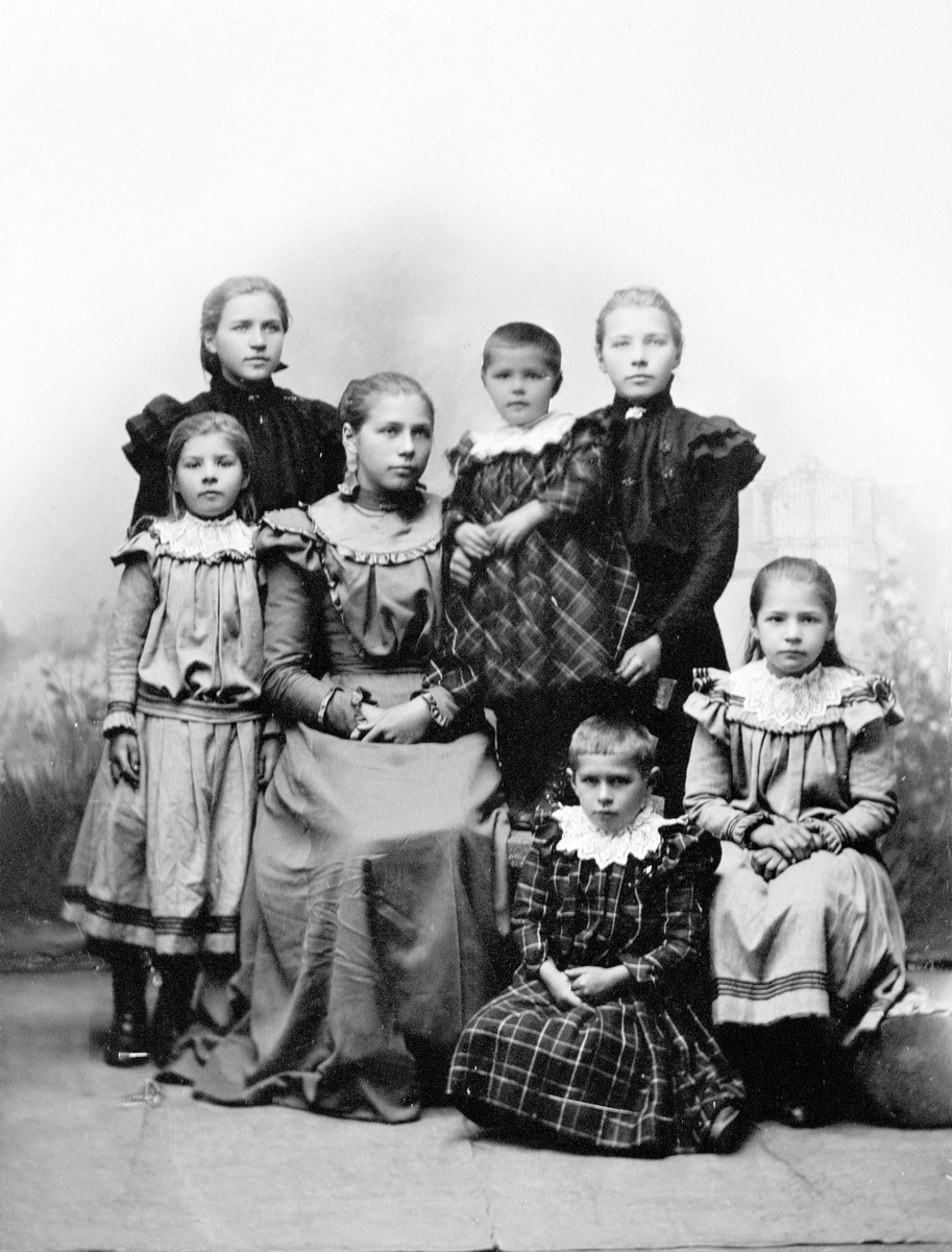 Anno Domkirkeodden, GRUPPE 7 DØTRE, BARN PÅ FARMEN GÅRD, PIKEKJOLER