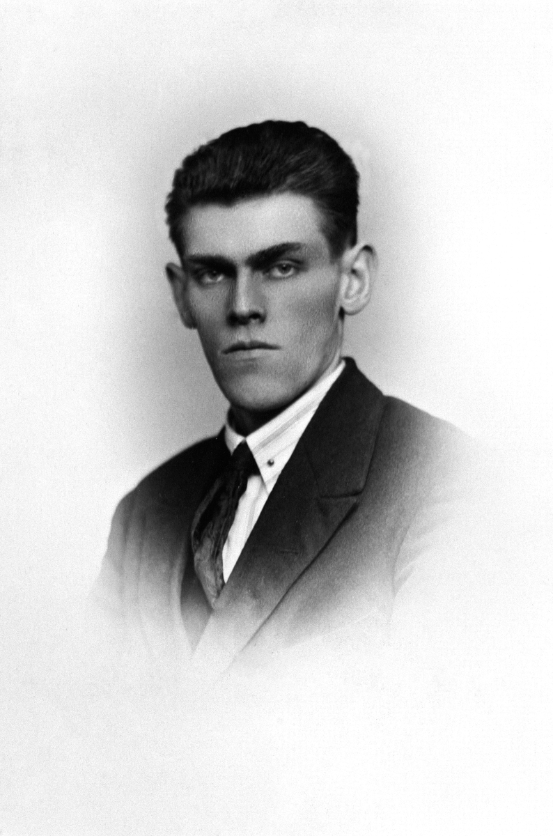 Anno Domkirkeodden, PORTRETT: HELGE RABSTAD FØDT: 1904, RABSTAD