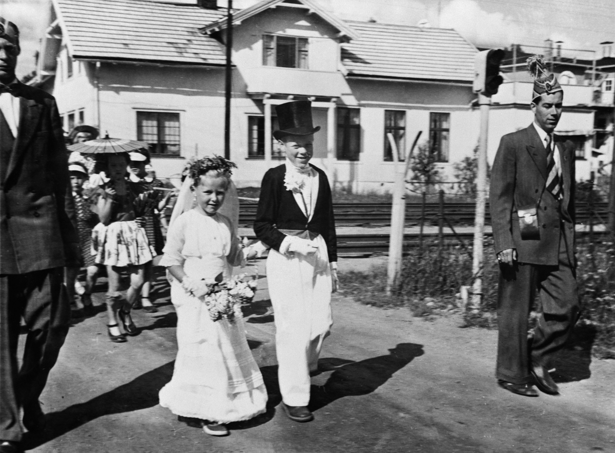 Anno Domkirkeodden, ÅPNING AV LEKEPLASS PÅ HJELLUM, OPPTOG, BARN SOM BRUDEPAR: BERIT FOSS OG STEIN HAGEN
