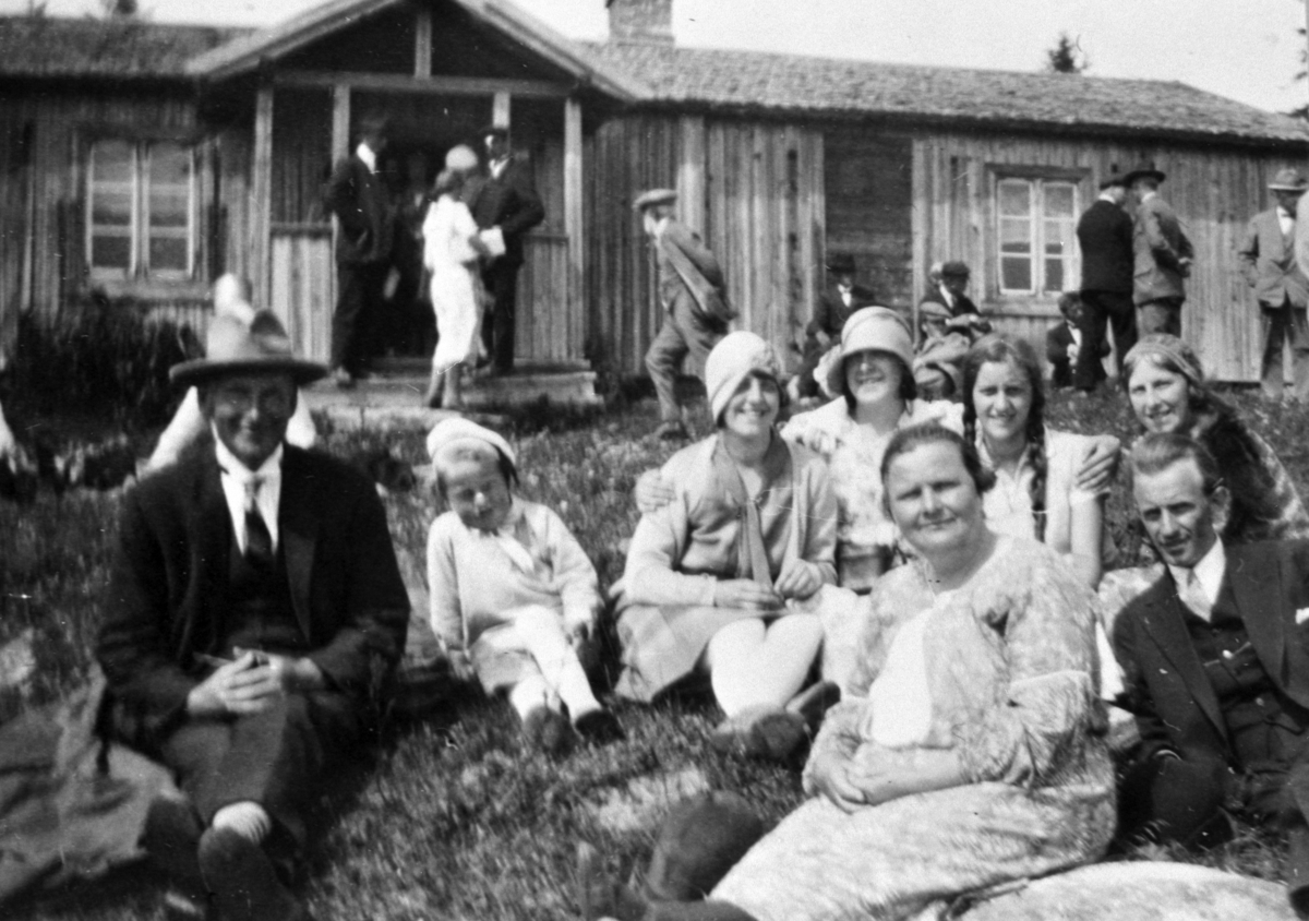 Anno Domkirkeodden, FRILUFTSMESSE, FRILUFTSGUDSTJENESTE, BRUMUND SETER, STOR MENIGHET, TIL VENSTRE: GEORG GLOMLIEN, ANDERS GLOMLIEN I MATROSDRESS, TIL HØYRE: VESTLI FRA HJELLUM