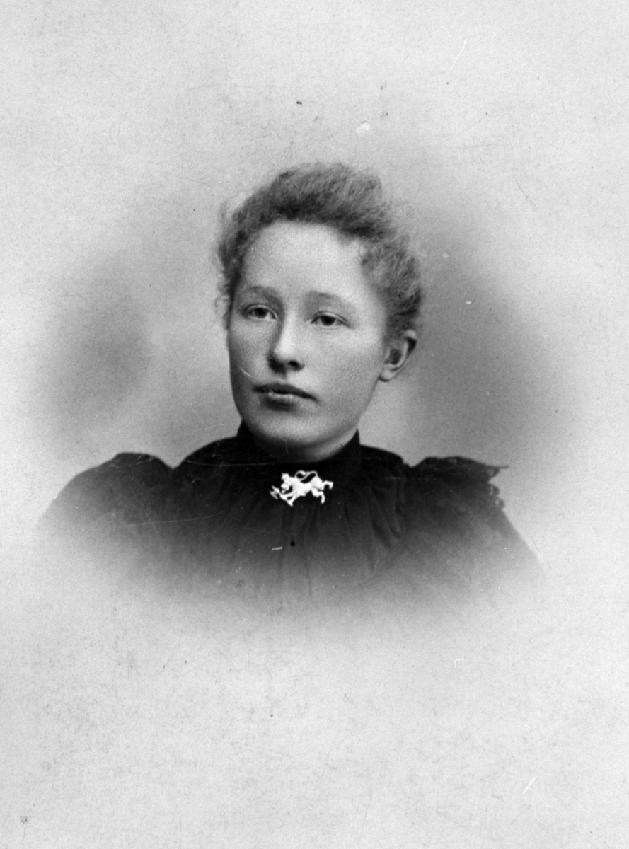 Anno Domkirkeodden, PORTRETT: INGER SIMENSEN FØDT: 1878, HOL ØSTRE