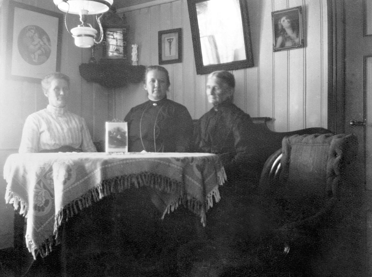 Anno Domkirkeodden, GRUPPE: 3: TIL HØYRE: ANNE BJØRTOMTEN FØDT: KARSET MED 2 DØTRE, INTERIØR: FØDERÅDSSTUA, FRA VENSTRE: MARIE AALSTAD, MARTHE BJØRTOMTEN, BJØRTOMTEN ØVRE