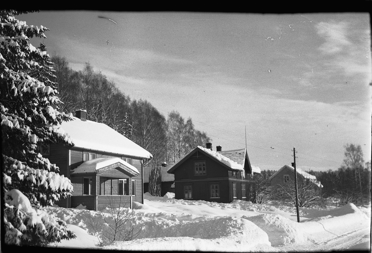 Håkon Prestkværn, Vinterlandskap, en gruppe hus i Storgata i Moelv, nedenfor sykehuset.