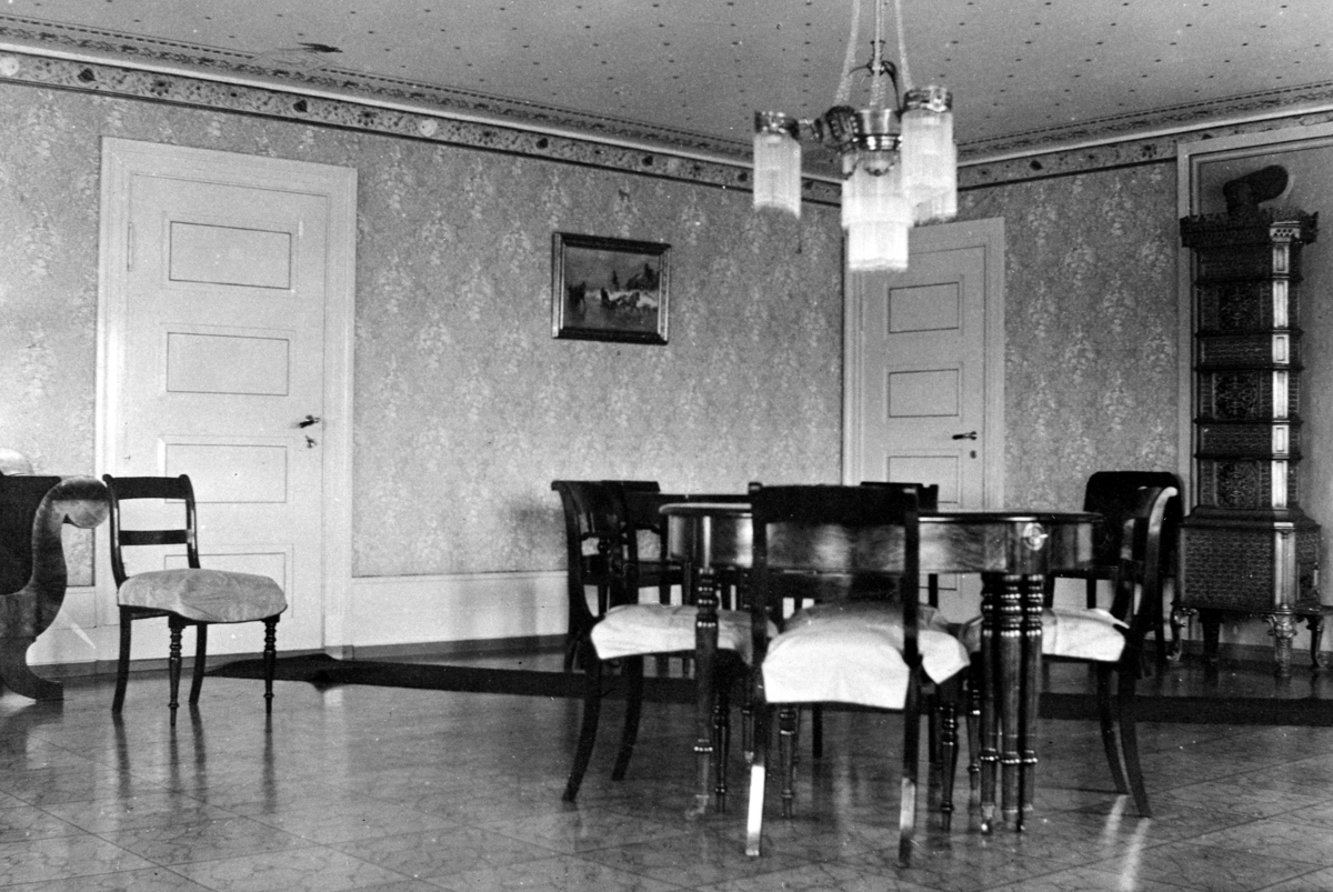 Anno Domkirkeodden, INTERIØR: SALEN, BORD, STOLER, ETASJEOVN, LYSKRONE, TAPET, ÅLSTAD GÅRD