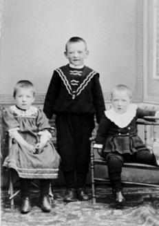 Anno Domkirkeodden, GRUPPE: 3 BARN, PEDER LINDHOLT FØDT:1897, INGEBORG LINDHOLT FØDT: 1898, POLMER LINDHOLT FØDT: 30. 09. 1900, LINDHOLT