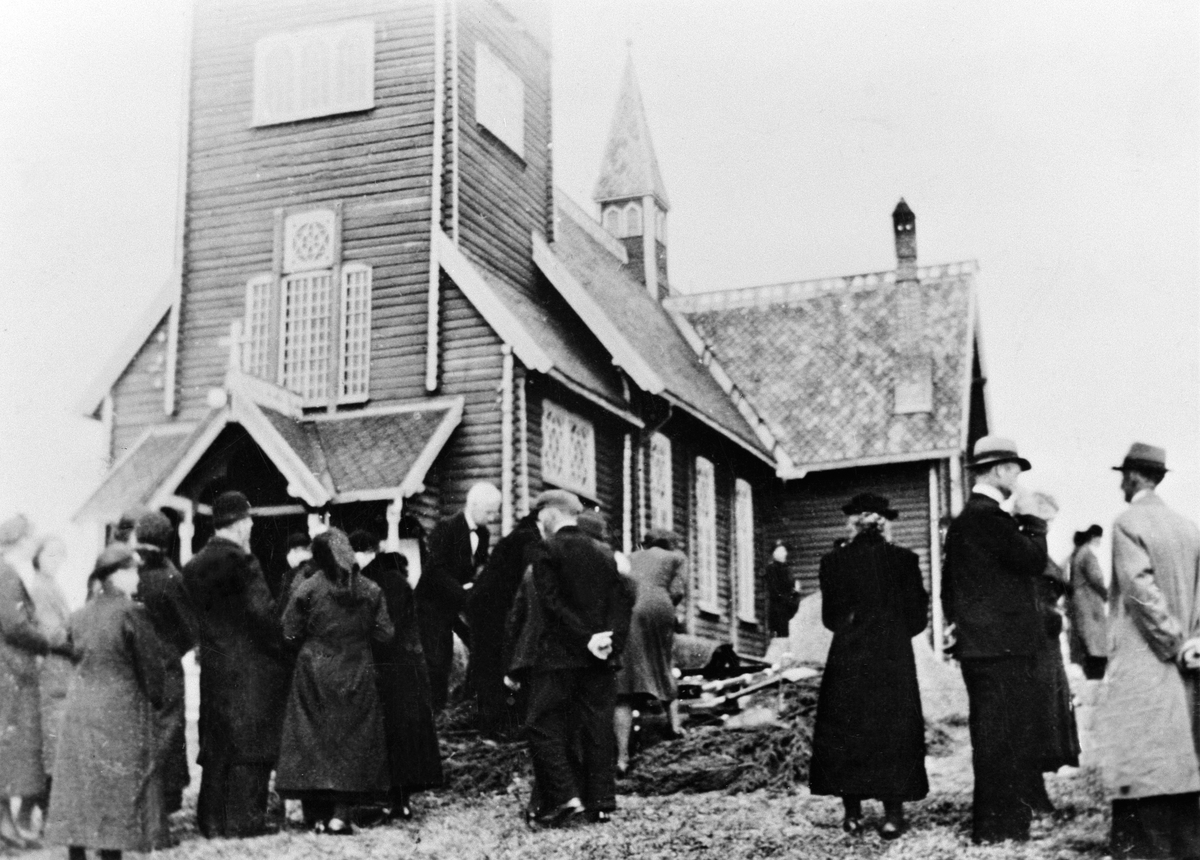 Anno Domkirkeodden, BEGRAVELSE ETTER JOHANNE PETTERSBAKKEN 1853 - 1939, FOLK, FRA HØYRE: ANDREAS VESTLI, ARNE VESTLI, ANNE VESTLI, ALFRED PETTERSBAKKEN, KAREN ÅLERUDSRØNNINGEN, ØVRE VANG KIRKE, ØVRE VANG KAPELL