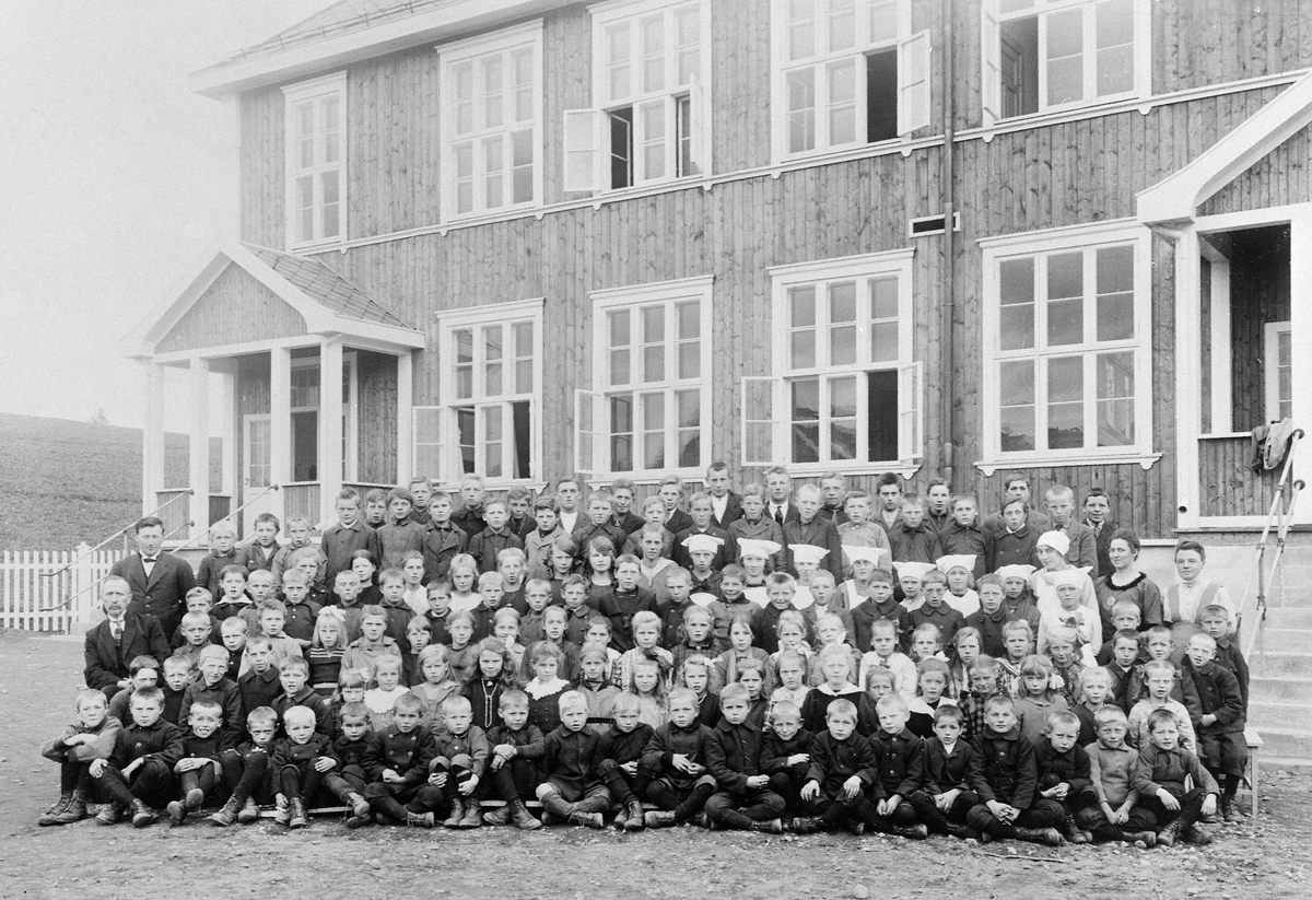 Anno Domkirkeodden, STOR GRUPPE: SKOLEELEVER, EKSTERIØR: LUNDEN SKOLE