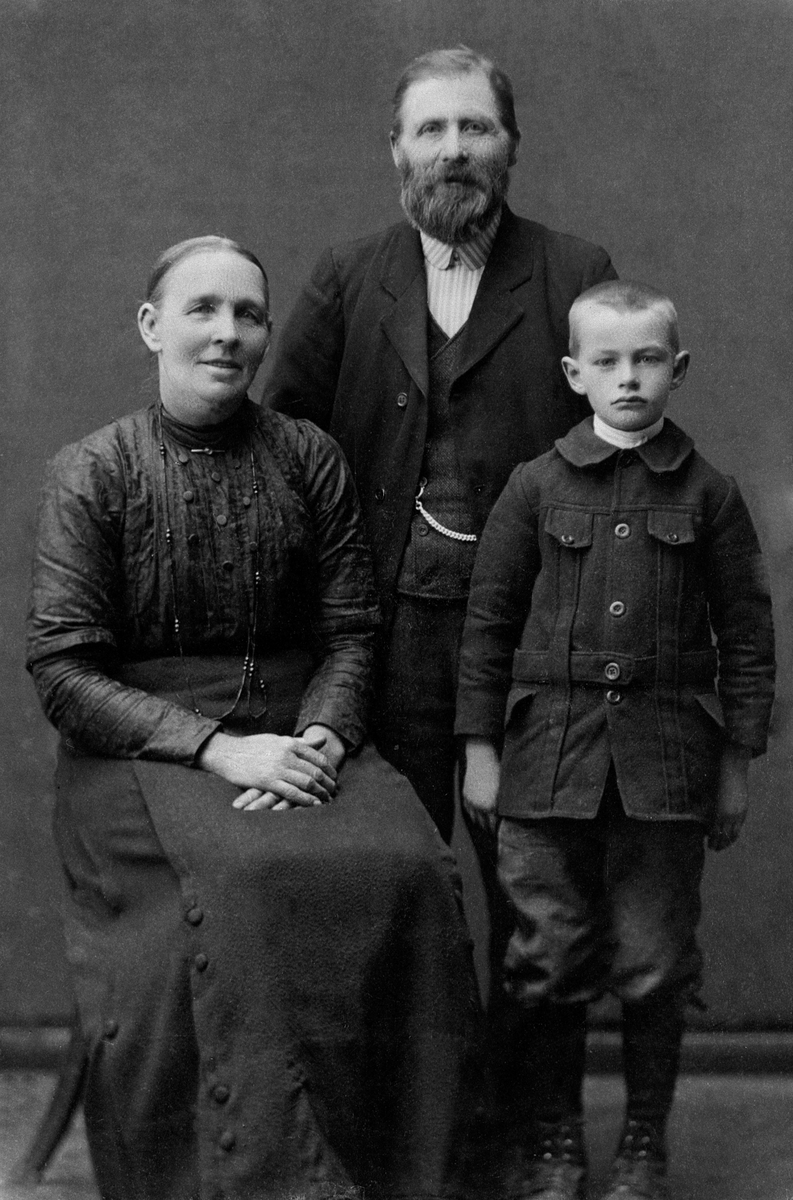 Anno Domkirkeodden, GRUPPE: 3, HELENE SANDVOLD, PER SANDVOLD, FOSTERSØNNEN PAUL EDVIN KORSBAKKEN, GÅSBU.