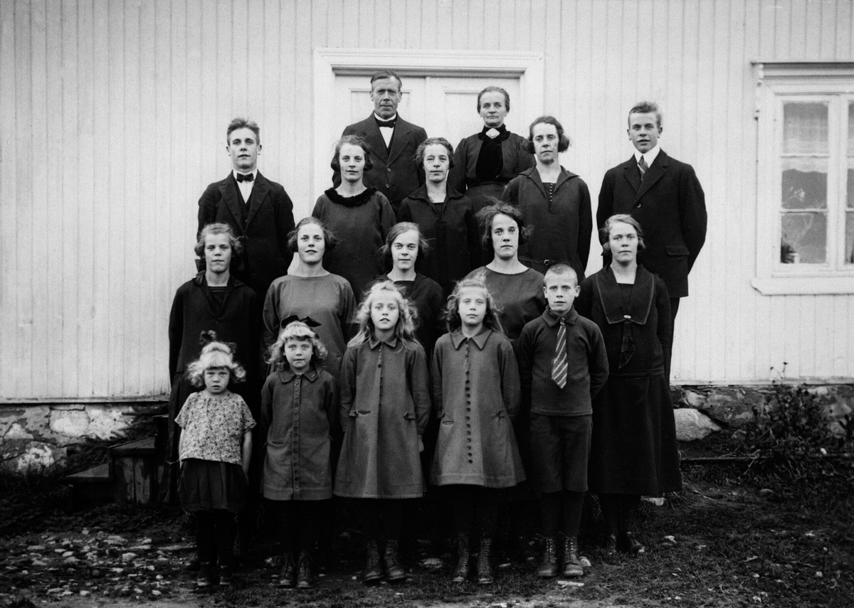 Anno Domkirkeodden, URSTAD, GRUPPE 17 FORAN FRA VENSTRE: ALETTE, MARTHA, TORA, DAGNY OG MARTIN, I MIDTEN FRA V: EMMA, TINA, KLARA, MARIE, JULIE, BAK FRA V: OLAF, OLINE, KARINE, PETRA, ANDREAS OG BAK OLE OG KAREN URSTAD