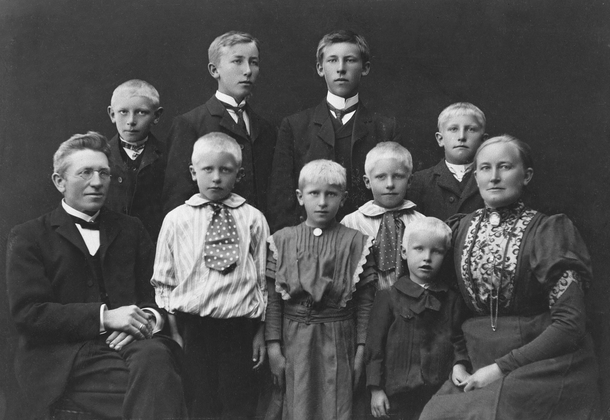 Anno Domkirkeodden, FAMILIE GRUPPE 10 SKRAMSTAD, FRA VENSTRE: OLE C.