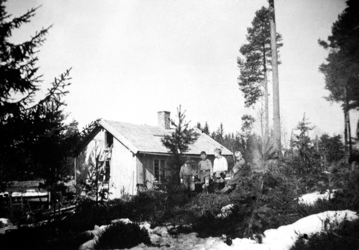 Anno Domkirkeodden, ØSTMO, DET FØRSTE HUSET, NORDSVEEN BODDE HER TIL 1956, FRA VENSTRE: KONRAD OG HÅVARD NORDSVEEN, BJØRG OG JAN SOLBAKKEN