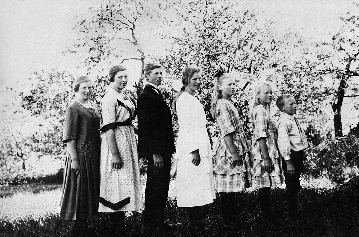 Anno Domkirkeodden, FAMILIE GRUPPE 7, LERBERG BARN FRA VENSTRE: JOHANNE, KRISTINE, ERLING, AGNES, ANNE, MARGIT, KÅRE.