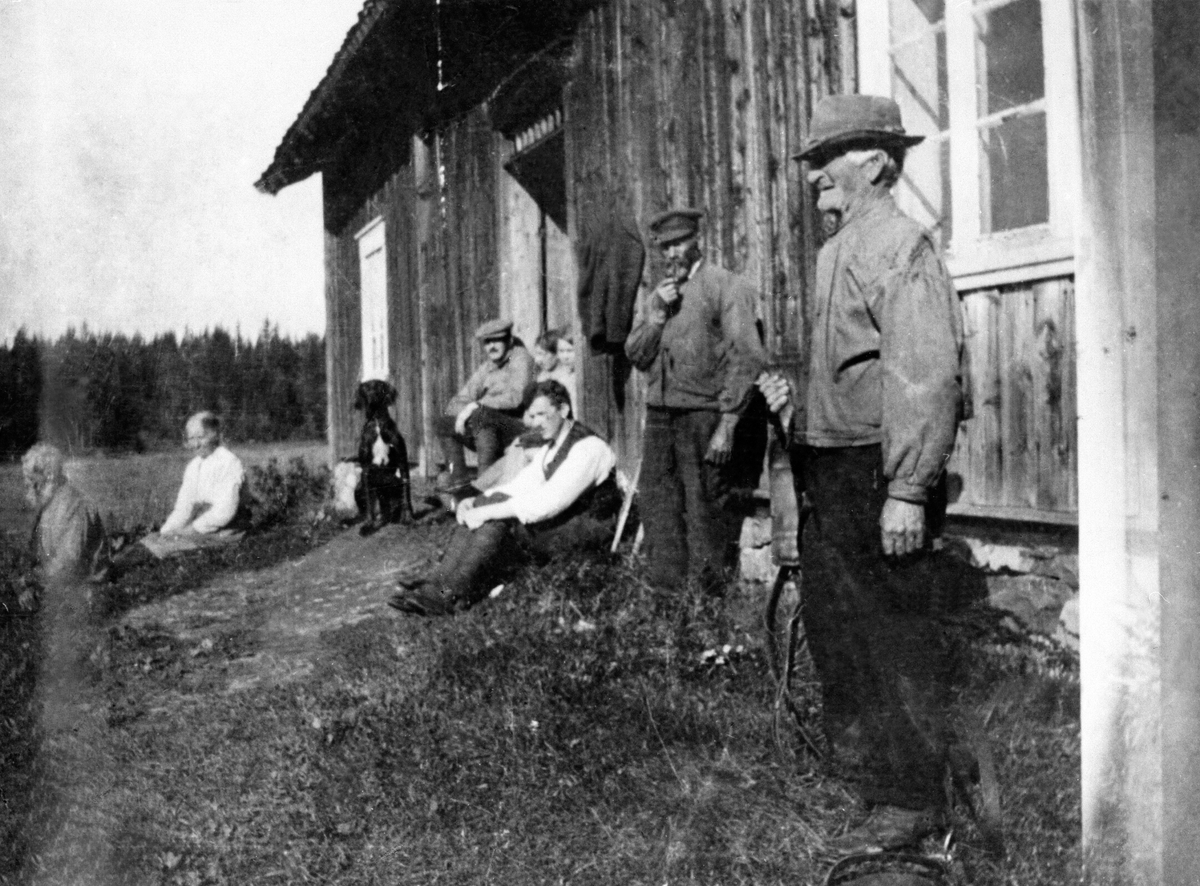 Anno Domkirkeodden, BERGSETT, GRUPPE 8 FORAN HOVEDBYGNING, FRA HØYRE: ELIAS SNEKKERSVEEN OG OLE BERGSET