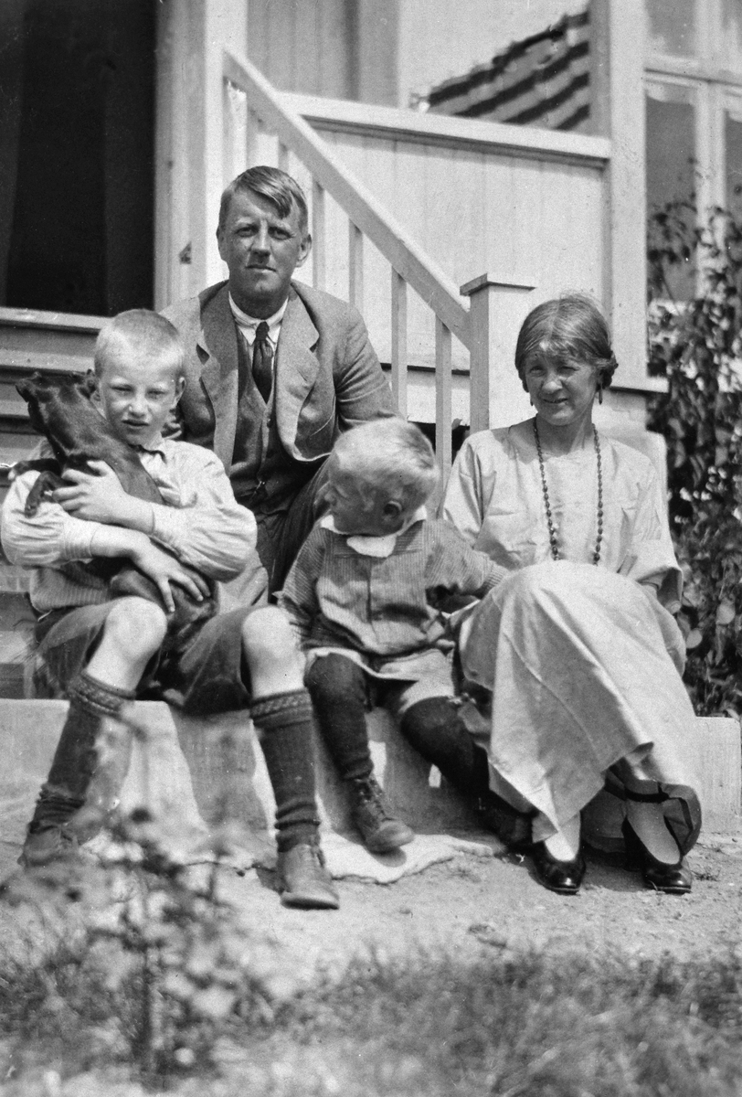 Anno Domkirkeodden, F. V. JON, OLE, HENRIK OG OTHILIE BLEKEN RUD.