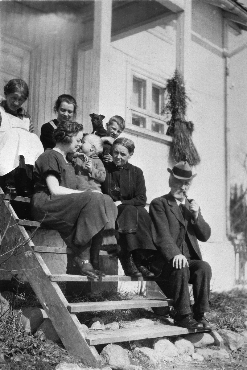 Anno Domkirkeodden, BEKKEN. BAK F. V. OTHILIE BLEKEN RUD, DINA RUD OG JON BLEKEN RUD M/ HUND. FORAN F. V. BORGHILD ULSET, FØDT RUD, HENRIK BLEKEN RUD, FRU RUD OG HENNES MANN LÆRER JON RUD