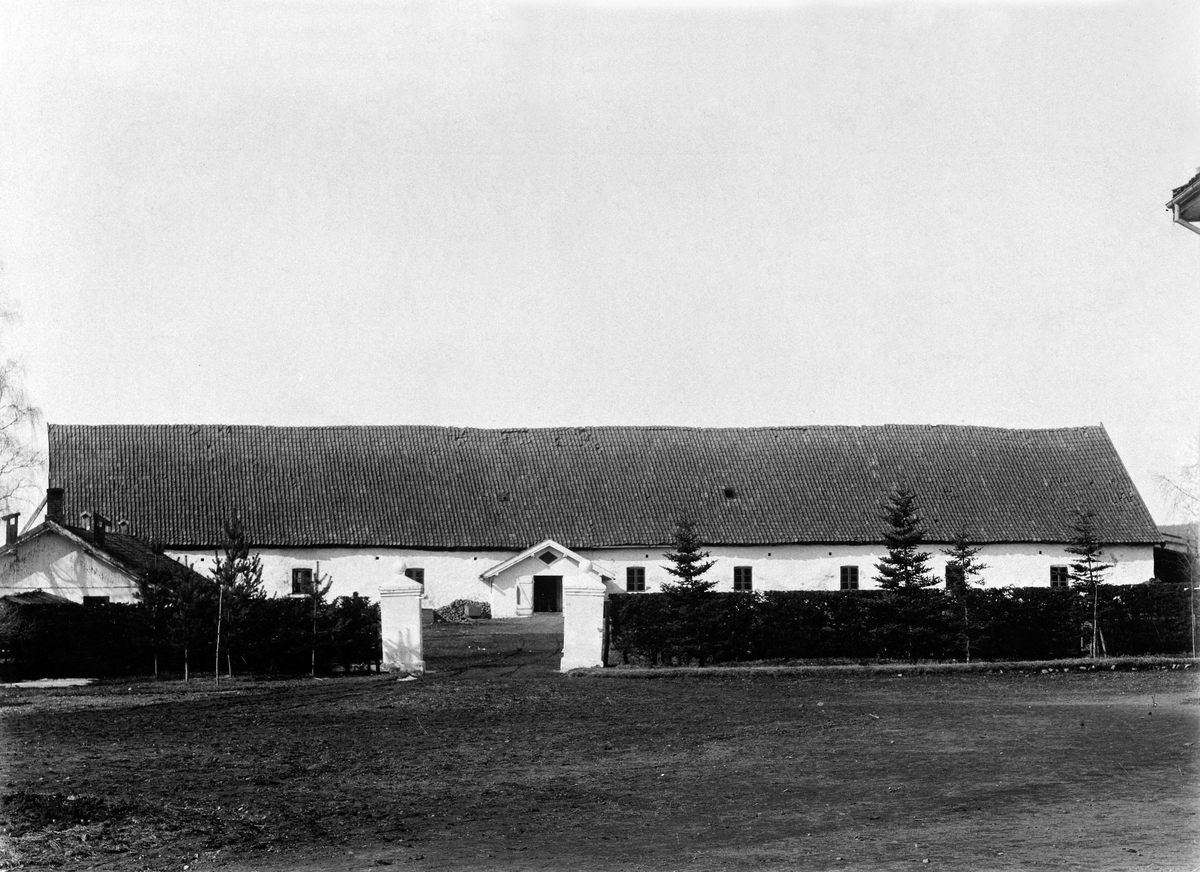 Anno Domkirkeodden, ÅKER GARD. STEINFJØSET.