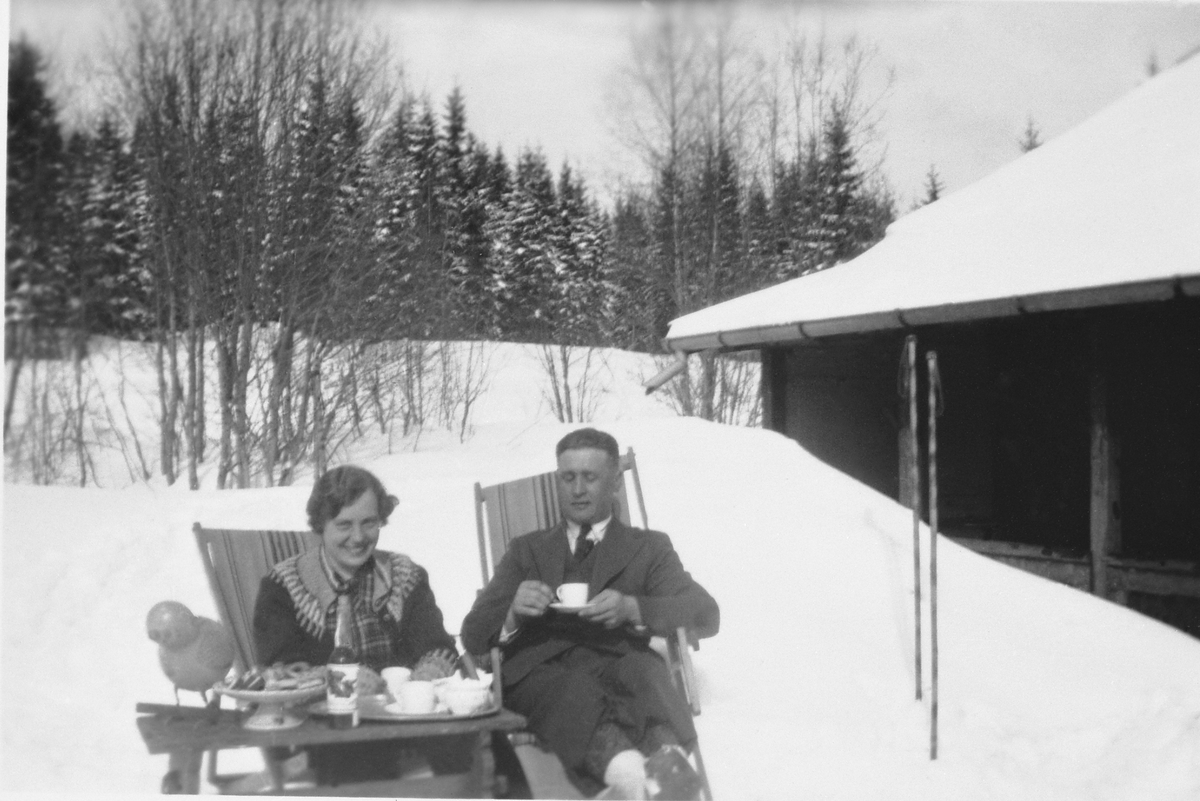 Anno Domkirkeodden, STENBERGSRØNNINGEN. DAGMAR OG HÅKON VARTOMTEN NYTER PÅSKESOLA I FLUKTSTOL. KAFFEBORD. 1950 ÅRENE