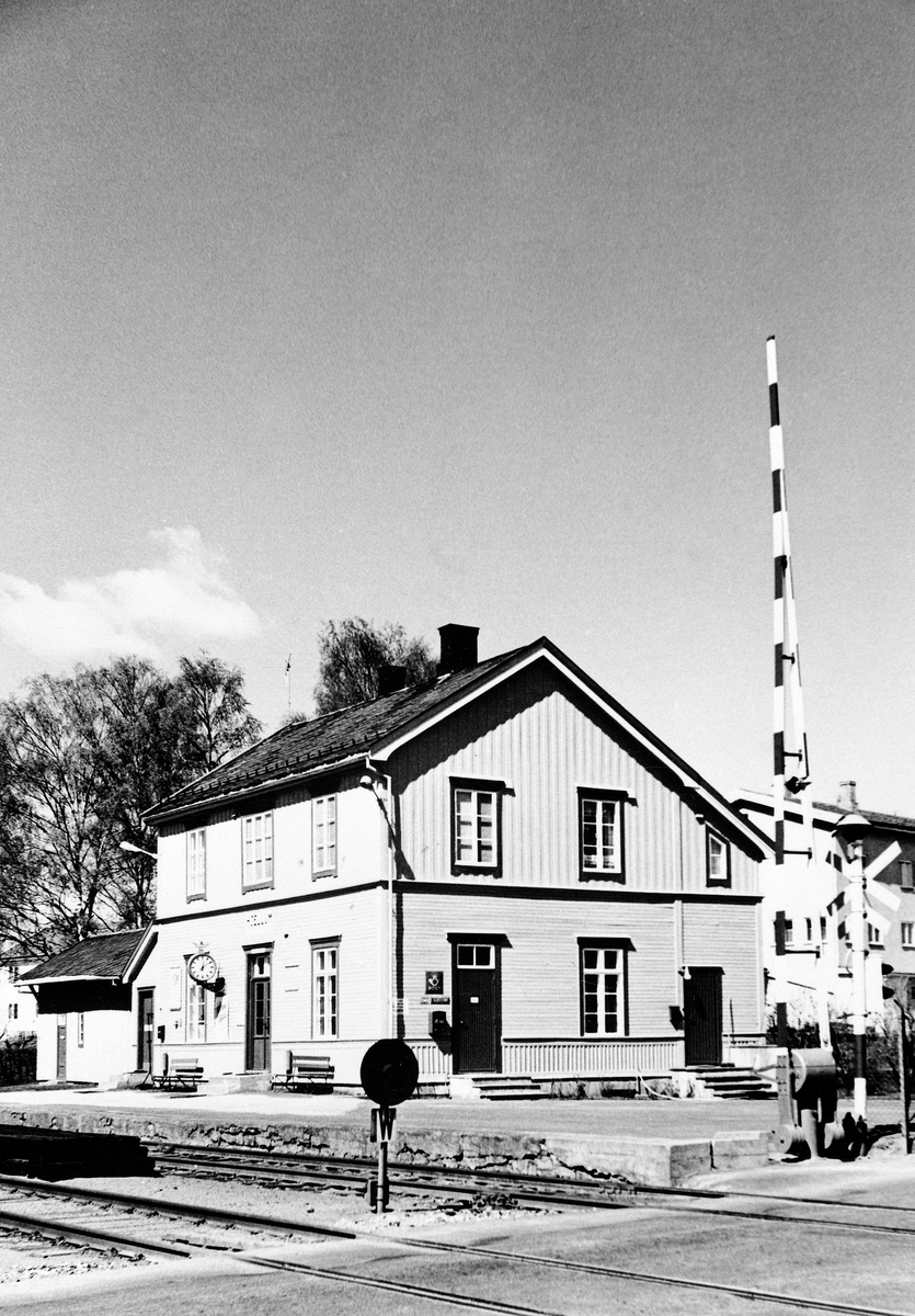 Anno Domkirkeodden, ÅLERUD. KAREN OG EDVARD ÅLERUD, SVIGERSØNN OLAF URSTAD OG EMMA URSTAD MED ELDSTE SØNNEN ODDVAR PÅ ARMEN.