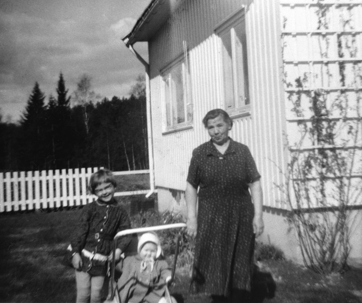 Anno Domkirkeodden, OLAVA ANDREASSEN MED BARNEBARNA INGEBORG OG ASTRID UTENFOR EKBO I 1964