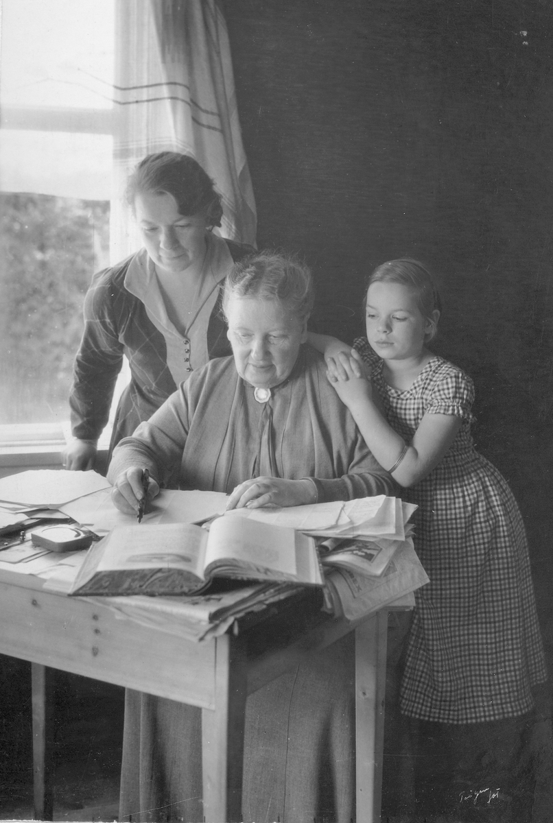 Anno Domkirkeodden, HENRIETTE SCHØNBERG ERKEN OMGITT AV DATTER "LILLEMOR" ? OG BARNEBARN, MANUSKRIFTER, KOKEBOK, OPPSKRIFTER